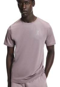 Miesten lyhythihainen t-paita pehmeässä laventelivärisessä kankaassa, pyöreällä pääntiellä ja hillityllä logoyksityiskohdalla vasemmassa rinnassa. Kevyt ja sileäpintainen materiaali.