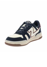 Sneaker con una toma blu navy e dettagli bianchi, suola in gomma testurizzata e colletto imbottito. I lacci sono di un grigio scuro per una vestibilità sicura.