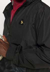New Era Windbreakers - black