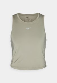 Bezramieniowy, jasnooliwkowy top sportowy Nike Dri-FIT z okrągłym dekoltem i białym logo Nike na klatce piersiowej.