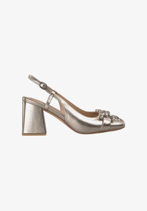Metallische zilveren slingback pump met een blokhak, strikdetail en versieringen op de teen. Textured leren bovenwerk en verstelbare band.