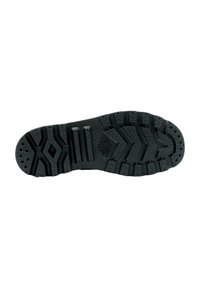 Semelle de chaussure en caoutchouc noir avec des crampons marqués, des motifs surélevés et des trous de drainage. Présente un segment central lisse et plat.