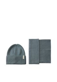 Beanie in maglia a coste verde menta abbinato a una sciarpa in maglia a coste coordinata, entrambi con una sottile texture e un design minimalista.