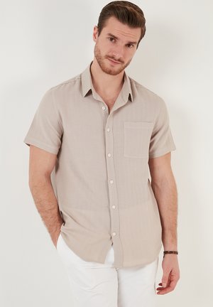 REGULAR FIT - Camisa - stone