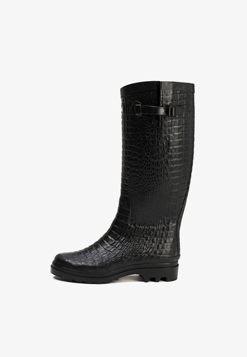 Botte de pluie haute noire avec texture crocodile, une bride latérale à boucle et une semelle robuste, vue de côté sur fond blanc.