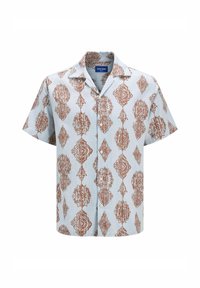 Chemise à manches courtes en tissu léger, présentant un fond bleu clair avec des motifs en losange bruns complexes et un col classique.