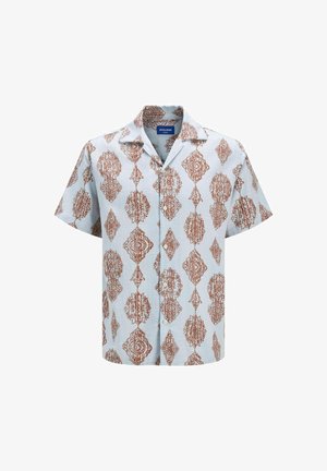 Camicia a maniche corte realizzata in tessuto leggero, con uno sfondo azzurro chiaro e intricati motivi a diamante marroni, dotata di un colletto classico.