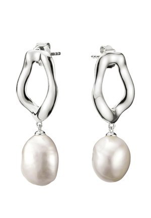 Orecchini a cerchio irregolari in argento con grandi perle bianche a goccia pendenti da ogni cerchio.