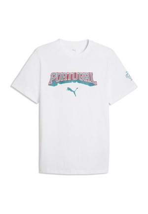 Biała koszulka z krótkim rękawem z napisem „PORTUGAL” czerwonymi i morsko-zielonymi literami oraz morsko-zielonym logo Puma poniżej na przodzie.