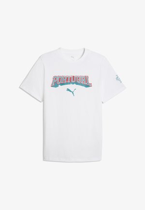 T-shirt blanc à manches courtes avec « PORTUGAL » en lettres rouges et bleu sarcelle et un logo Puma bleu sarcelle en dessous à l’avant.