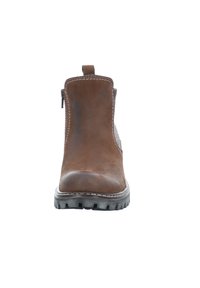 Bota de cuero marrón hasta el tobillo con acabado texturizado, paneles laterales elásticos y una suela resistente. Cuenta con un tirador para facilitar su uso.