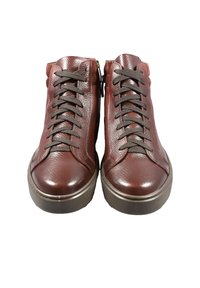 Sneakers alte in pelle marrone con frontale con lacci, superficie testurizzata e suole in gomma. Presentano una cerniera laterale per un facile accesso.