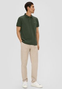 s.Oliver MIT LOGO-STICKEREI - Poloshirt - tannengrün