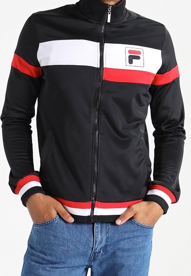 Sort zip-up jakke med hvide og røde vandrette striber over brystet. Har en høj krave og ribbede mansjetter med et logo på venstre bryst.