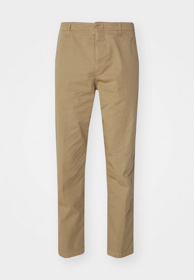 Pantalons beiges en tissu léger, avec une coupe droite, des poches standard et une taille nette avec passants de ceinture.