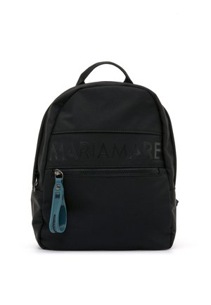 Mochila compacta negra con bolsillo frontal con cremallera, asa superior y lengüeta azul con el nombre de la marca Mariamare grabado.