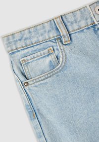 Jasnoniebieskie dżinsy z klasycznym pasem, przednią kieszenią i kontrastującymi żółtymi przeszyciami. Gładka faktura z lekkim wyblaknięciem.