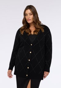 Cardigan negru cu gât în V, model cu diamante din fir argintiu și nasturi aurii. Textură moale, mâneci lungi și croială lejeră.