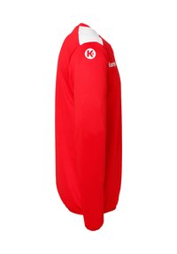 Rode sporttrui met lange mouwen en witte schouderaccenten en logo op de arm, gemaakt van een gladde, lichte stof met ronde manchetten.