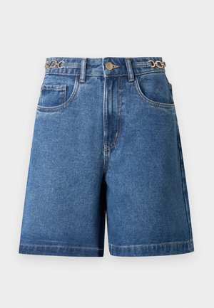 Short en jean bleu avec poches avant, passants de ceinture, fermeture par bouton et détail chaîne dorée à la taille.