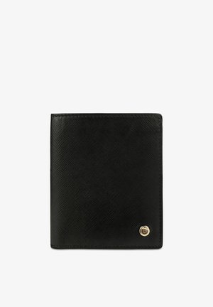 Portefeuille bifold en cuir texturé noir avec un petit emblème rond doré dans le coin inférieur droit sur fond blanc.