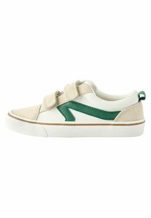 Niski sneaker z beżowym zamszowym noskiem i paskami, białym korpusem, zielonym paskiem bocznym i białą podeszwą z brązową linią oraz zielonym uchwytem.
