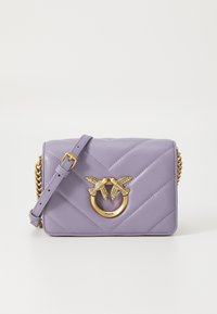 Bolsa de couro roxa com um design acolchoado, acessórios em tom dourado com forma de pássaro e uma alça de corrente. Apresenta um detalhe de fecho circular.