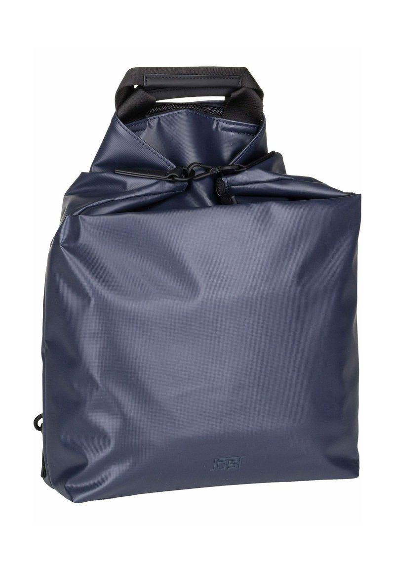 Borsa tote impermeabile blu navy con parte superiore piegata, manico nero e finitura lucida; presenta una texture sottile e il logo del marchio sulla parte anteriore.