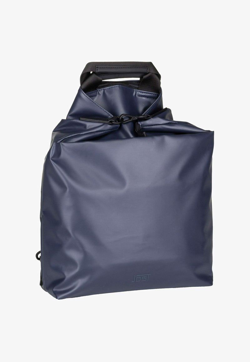 Sac fourre-tout imperméable bleu marine avec un haut plié, une poignée noire et une finition brillante ; présente une texture subtile et un logo de marque sur le devant.