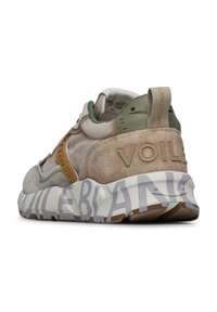 Sneaker beige con materiali in suede e mesh. Presenta dettagli verdi, una suola testurizzata e la parola "VOILE" sul tallone. Design robusto.