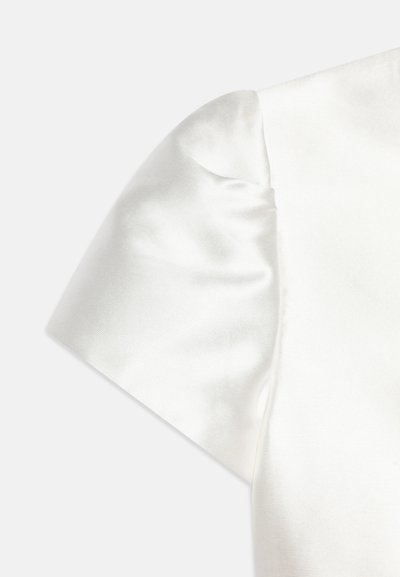 Blusa branca com mangas curtas em satin com um design ligeiramente bufante, contrastando com um tecido texturizado no corpo. Acabamento liso e polido.