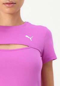 Puma WARDROBE MIDI CUT OUT DRESS - Džersio suknelė - wild berry