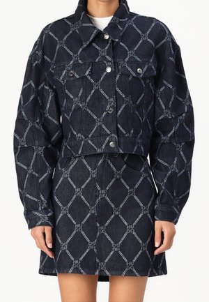 Donkerblauwe denim jas en rokken set met lichtblauw schakels patroon, knopen aan de voorkant, klepzakken en lange mouwen.