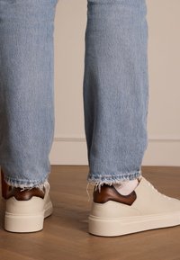 Manfield SNEAKER MIT GRAUEN DETAILS - Sneakers laag - offwhite