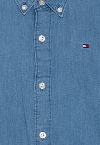 Tommy Hilfiger SHIRT UNISEX - Hemdbluse - denim medium wash