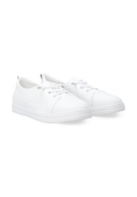 Weiße Schnürsneaker aus glattem synthetischem Material, mit durchbrochenen Seitenpaneelen, runder Zehenpartie und einer strukturierten Gummisohle.
