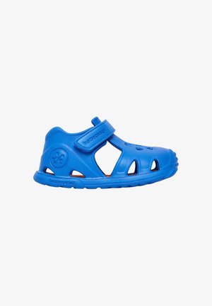 Sandalia azul para niños con puntera cerrada, correa ajustable de velcro y agujeros de ventilación, fabricada con material de goma flexible.