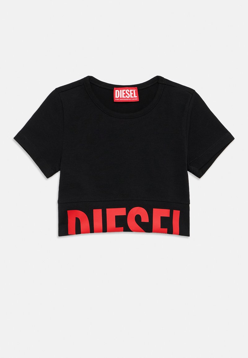 Crna skraćena majica izrađena od pamuka. Na rubu se nalazi otisnut crveni logo. Okrugli izrez i kratki rukavi s ušivenim detaljima.