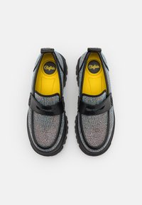 Pantofi slip-on negri cu un exterior din plasă texturată, prezentând puncte albastre și argintii, o branț galben îndrăzneț și talpă groasă din cauciuc negru.