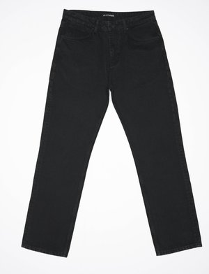 Schwarze Jeans aus Denim mit einem geraden Bein-Design, fünf Taschen und einem klassischen Bund. Der Stoff hat eine glatte Textur und minimale Details.