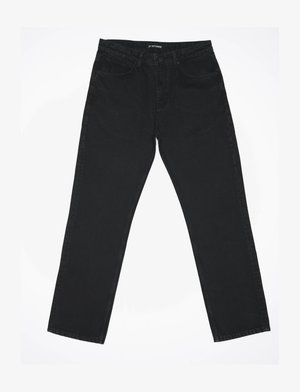 Mustmustest mustad otse jalgadega, viie taskuga ja klassikalise vöökohtaga. Kanga pind on sile ning detailide poolest minimaalne.