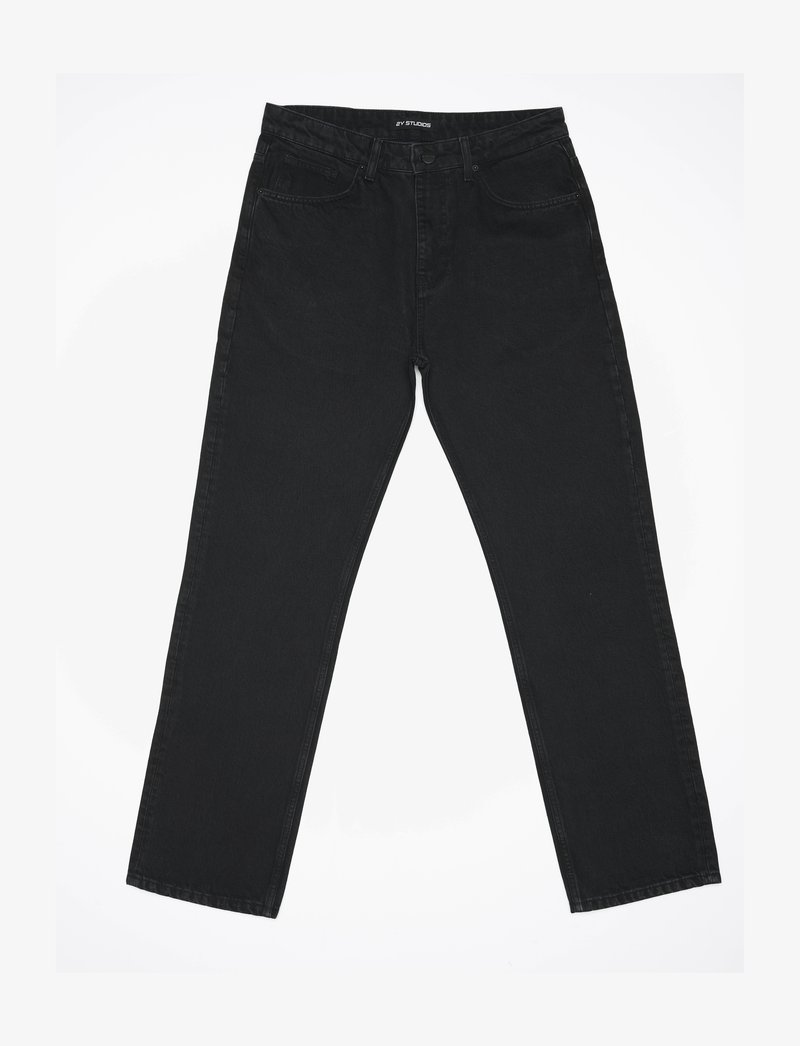 Jeans in denim nero con un design a gamba dritta, cinque tasche e un fascione classico. Il tessuto ha una texture liscia e dettagli minimi.