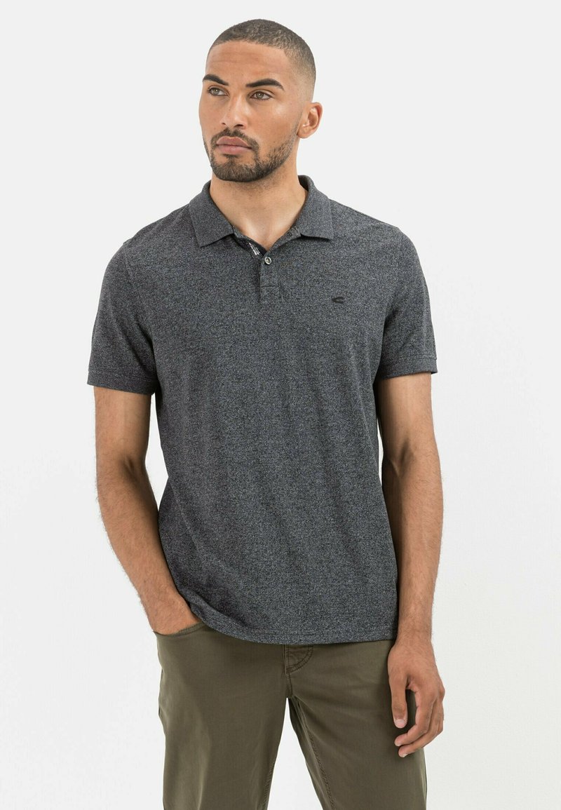 Mørkegrå polo-shirt med struktureret stof, korte ærmer og krave. Har en to-knaps placket og et lille logo på brystet.