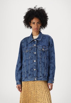 Denim jacket in dark blue with a floral pattern, featuring two chest pockets, silver buttons, and long sleeves. Textured fabric.
