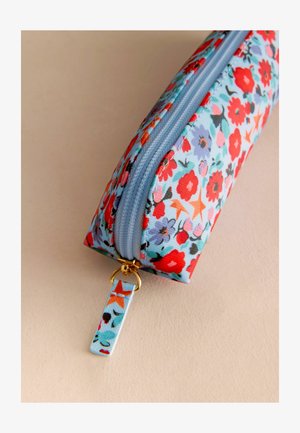 Etui pentru creioane cu imprimeu floral pe un fundal albastru, având flori roșii și violete, un fermoar auriu și o buclă din material cu un design asortat.