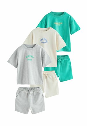 Három szett gyerek rövid ujjú póló és gumis derekú rövidnadrág szürke, krémszínű és türkiz színekben, pólókon nyomtatott szöveggel.