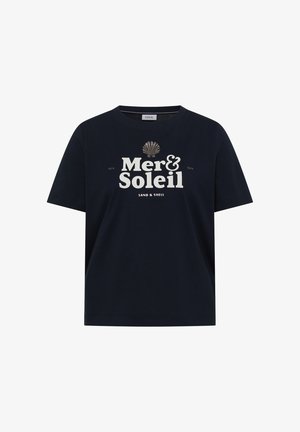 Navyblauw T-shirt met korte mouwen, met de tekst "Mer & Soleil", een schelpafbeelding erboven en kleinere tekst "Sea Sun Sand & Shell" onderaan in het midden aan de voorkant.