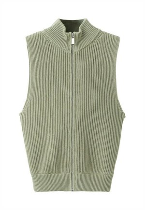 Chaleco sin mangas de punto acanalado en verde salvia con cuello alto y cierre frontal con cremallera, colocado plano sobre un fondo blanco.