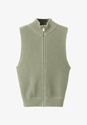 Saliegroene geribbelde gebreide mouwloze vest met hoge kraag en ritssluiting aan de voorkant, plat uitgestald op een witte achtergrond.