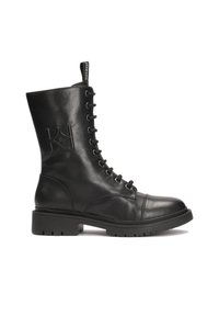 Bota negra de cuero hasta el tobillo con diseño de cordones, puntera redondeada y suela de goma gruesa. Presenta un logotipo en relieve en el costado y una lengüeta.
